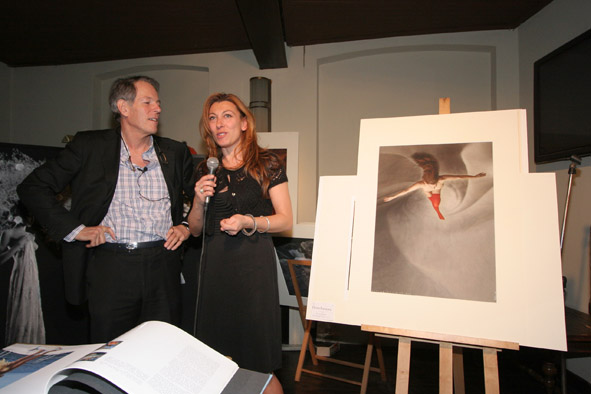 Rosita with her picture "Flying Down to Rio" by Patrick Richmond Nicholas during Art and Run Photo Events